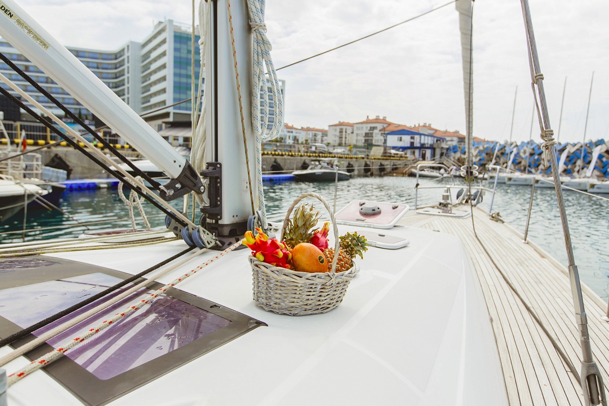 Аренда парусной яхты BENETEAU OCEANIS 50 в Сочи - палуба
